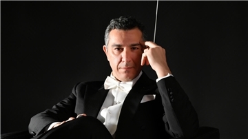 Marco Comin dirigiert das 6. Sinfoniekonzert mit dem Philharmonischen Orchester Bremerhaven.