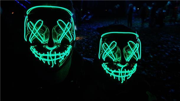 Marco (l.) und Matija sind mit ihren leuchtenden Masken nicht zu übersehen. 