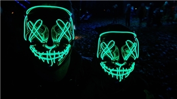 Marco (l.) und Matija sind mit ihren leuchtenden Masken nicht zu übersehen. 