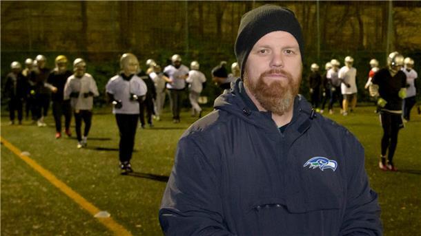 Marco Monsees ist Sportdirektor und Jugendtrainer bei den Bremerhaven Seahawks, unterstützt als Analyst aber auch den Erstligisten Kiel Baltic Hurricanes.