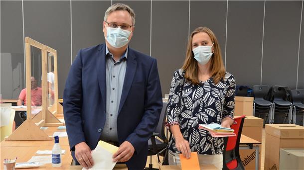 Mann und Frau beim Wählen.