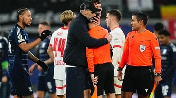 Marco Rose tröstete nach dem Spiel nicht nur seine Profis - sondern auch Linienrichter Alessandro Giallatini.