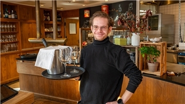 Marco Rühs ist Auszubildender im Restaurant "Speisesaal" des Deutschen Auswandererhauses.