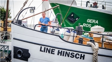 Marco Schilling, hier an Bord seiner „Line Hinsch“, gibt Ende des Monats die Leitung der Werbe- und Veranstaltungs-Gesellschaft im Schaufenster Fischereihafen ab.