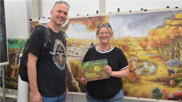 Ein Mann und eine Frau lächeln in die Kamera.
