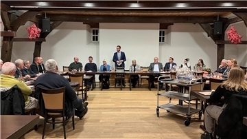 Marcus Itjen hälte eine Ansprache im Stehen, der Gemeinderat sitzt.