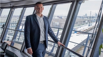 Marcus Puttich auf der Brücke der „Mein Schiff 3“. Der TUI-Cruises-Director hat früher Kreuzfahrttourismus in Bremerhaven studiert, hält heute selbst Vorlesungen an der Hochschule.