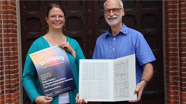 Mareen Osterloh und Gebhard von Hirschhausen freuen sich über das erste große, gemeinsame Projekt. Hier mit Konzertplakat und der Abschrift der "Schöpfung" von Benedict Kraus.