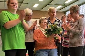 Mareike Jülich (links) und Änne Böning (rechts) bedanken sich bei Karin Jessen mit einem Blumenstrauß.