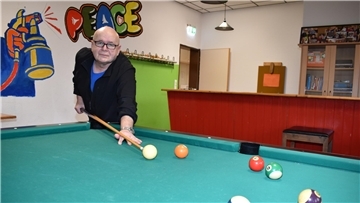 Marek Kandzia am Billardtisch im renovierten Jugendzentrum Domino. Für Mai oder Juni ist hier eine besondere Aktion für Jugendliche geplant.