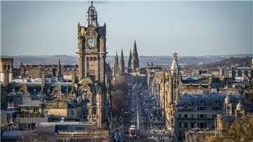 Margaret Penny, eine der Figuren aus dem Roman „Die andere Mrs. Walker“, kehrt in die schottische Hauptstadt Edinburgh zurück, wo sie bei ihrer Mutter unterkommt.