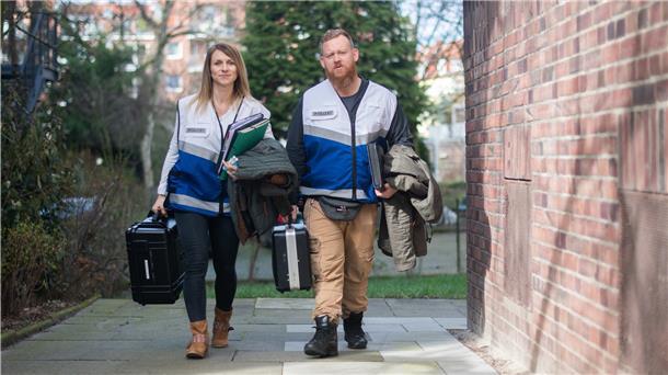 Margarita Kahlmeyer und Thorsten Wistuba-Büsing vom Kriminaldauerdienst (KDD) der Polizei Hannover auf dem Weg zum Tatort.