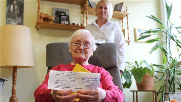 Margit Görke (89) aus dem Wremer Seniorenheim Haus Eden hält ihre Impfbescheinigung in die Kamera. Vor sechs Wochen wurde sie wie alle Bewohner und Mitarbeiter zum zweiten Mal gegen Covid-19 geimpft. Auf Lockerungen wartet sie seitdem vergebens – so wie auch Heimleiterin Nina Schnakenberg (im Hintergrund).