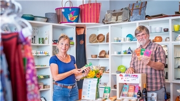 Margit Kandsorra aus Bremerhaven und Hartmut Ringleff aus Langen engagieren sich für den Weltladen in der „Bürger“ 146. Alles, was hier erwirtschaftet wird, fließt in soziale Projekte.