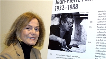 Margit Saad neben einem Bild ihres Mannes Jean-Pierre Ponnelle.