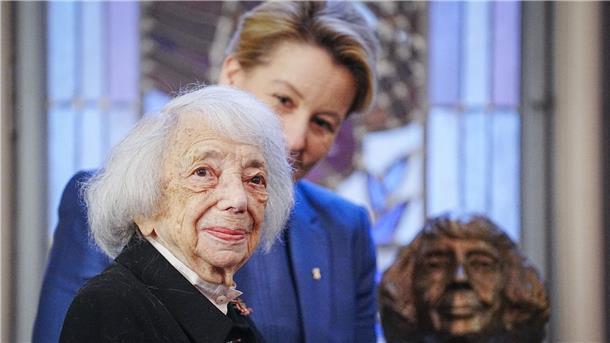 Margot Friedländer mit Bundesverdienstkreuz ausgezeichnet Margot Friedländer mit Berlins Regierender Bürgermeisterin Franziska Giffey vor einer Büste, die Friedländer zeigt.