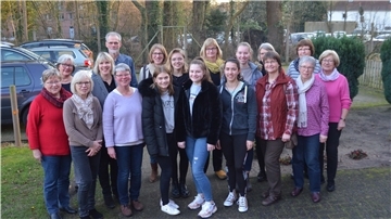 Betreuer lassen Kinder mit Hausaufgaben nicht allein Margret Schmidt (Zweite von links) und Theo Maxin vom Präventionsrat der Samtgemeinde zeven freuen sich, dass die Hausaufgabenunterstützung so gut funktioniert. Mittlerweile helfen auch Oberstufenschülerinnen.