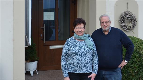 Margret und Lothar Falk vor dem inzwischen geschlossenen Esenshammer Hof.