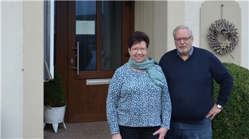 Margret und Lothar Falk vor dem inzwischen geschlossenen Esenshammer Hof.