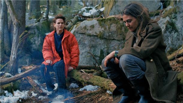 Drama im Schwarzwald: „Wann kommst du meine Wunden küssen“ Maria (Bibiana Beglau, l) besucht ihre Schwester Kathi (Katarina Schröter), die unheilbar krank ist.