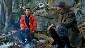 Maria (Bibiana Beglau, l) besucht ihre Schwester Kathi (Katarina Schröter), die unheilbar krank ist.