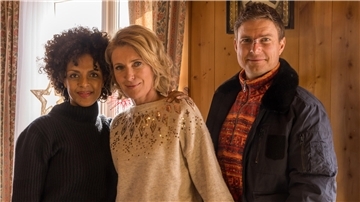 Maria Furtwängler (Mitte) liebt Weihnachten. Hier ist sie in der Rolle der Andrea zusammen mit Nicole (Dennenesch Zoudé) und Horst (Leo Reisinger) in „Abenteuer Weihnachten “ zu sehen.