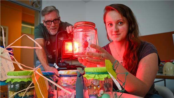 Maria Garms und Robert Worden stellen das Programm des Kultursommers Lehe und Süd im Dienstleistungszentrum Grünhöfe vor.