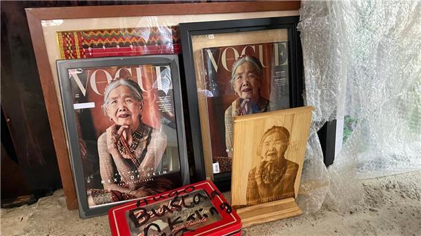 Tattoo-Kunst mit 106: Zu Besuch bei Vogue-Covergirl Whang-Od Maria Oggay, die älteste Mambabatok oder traditionelle Tätowiererin auf den Philippinen, ist auf dem Cover der „Vogue“ zu sehen.