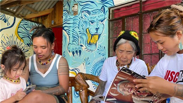 Tattoo-Kunst mit 106: Zu Besuch bei Vogue-Covergirl Whang-Od Maria Oggay neben ihren Großnichten Elyang Wigan (r), Grace Palicas (l) und ihrer Urgroßnichte Zoey.