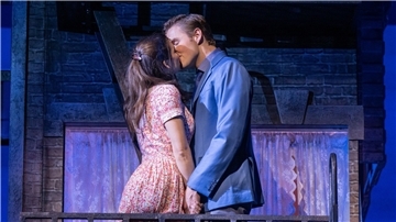 Maria und Tony (Melanie Sierra und Jason Webster) in der Neuinszenierung des Musicals „West Side Story“ im Deutschen Theater in München.