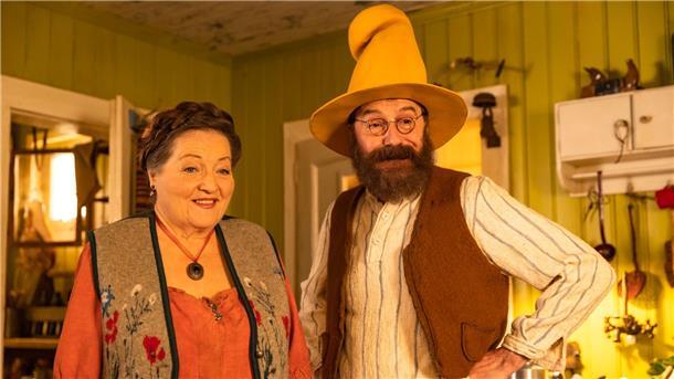 Die Filmstarts der Woche Marianne Sägebrecht (l) als Beda und Stefan Kurt als Pettersson in einer Szene des Films „Die Mucklas ...und wie sie zu Pettersson und Findus kamen“.