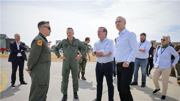 Luftwaffen-Inspekteur: Deutschland ist Drehscheibe für Nato Marie-Agnes Strack-Zimmermann (FDP, r) mit Nato-Generalsekretär Jens Stoltenberg (3.v.r) und Verteidigungsminister Boris Pistorius (SPD, 4.v.r) bei ihrem Besuch auf dem Luftwaffenstützpunkt Jagel.