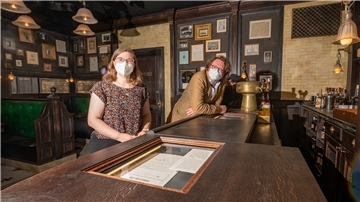 Marie-Antoinette Grünther und Christoph Bongart, beide wissenschaftliche Mitarbeiter im Deutschen Auswandererhaus, sitzen am Tresen der deutschen Kneipe. Das Original steht in New York, der Nachbau im Museum gehört zu einem der beliebtesten Treffpunkte.