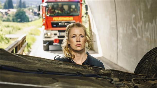 Deutschlands bekannteste Feuerwehrfrau ist wieder da Marie (Christine Eixenberger) in einer Szene aus „Marie fängt Feuer“,
