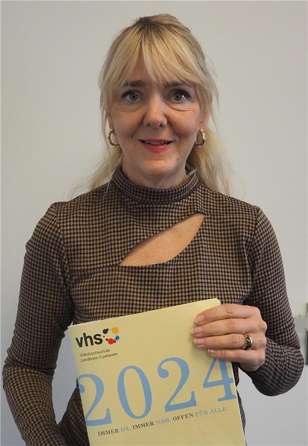 Marie-Louise Rendant präsentiert das VHS Programm für das Winterhalbjahr 2024.
