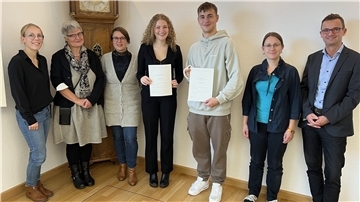 Marie Waitz und Arthur Volz (mit Urkunden in der Hand) freuen sich über die Auszeichnung. Mit dabei bei der Preisverleihung Inga Zander (von links), Monika Themann, Lena Prötze, Julia Kahleyß und Michael Frost .