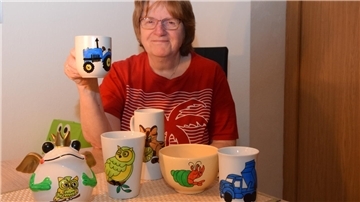 Marina Morich aus Sittensen hat sich der Porzellanmalerei verschrieben und richtet sich mit ihren Motiven auch an Kinder.