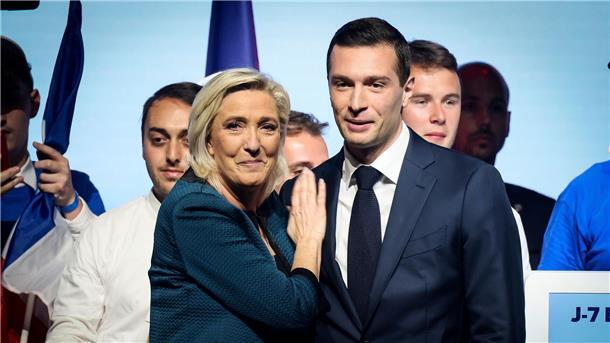 Marine Le Pen zusammen mit Jordan Bardella bei einer Wahlkampfveranstaltung in Paris.
