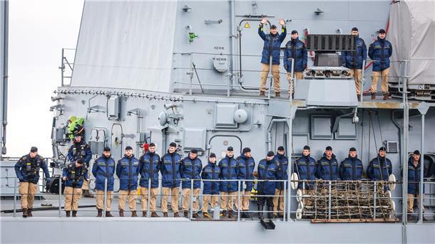 Marinesoldaten winken an Deck der Fregatte „Brandenburg“ (F215).