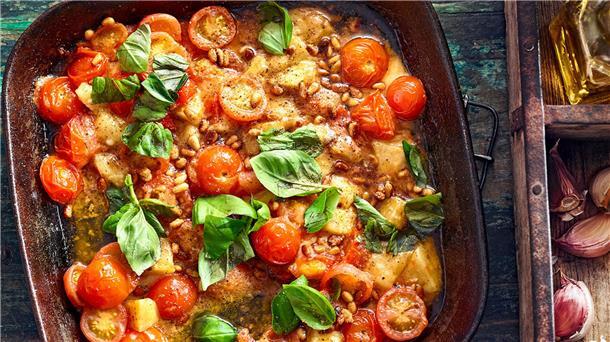 Schnell, günstig, gesund - und für eine Person: So lohnt das Kochen auch für Singles Marinierter Parmesan ist auch für eine Person schnell gemacht: Tomaten, Pinienkerne und Knoblauch anbraten, mit Salz und Zucker bestreuen und mit Balsamico ablöschen, Parmesanbrocken und Basilikumblätter darin schwenken - fertig.