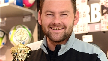 Mario Gagelmann mit Pokal