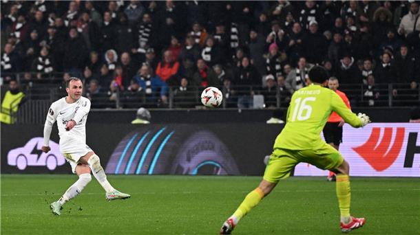 Mario Götze traf gegen Ajax Amsterdam aus etwa 40 Metern zum 4:1-Endstand.