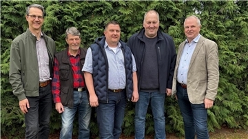 Mario Jagels (Mitte) möchte Samtgemeindebürgermeister in der Samtgemeinde Geestequelle werden. Unter anderem unterstützen die Bürgermeister Thomas Lafrenz (Alfstedt, von links), Johannes König (Hipstedt), Thomas Busch (Basdahl) und Bernd Witte (Ebersdorf) die Kandidatur des Oerelers.