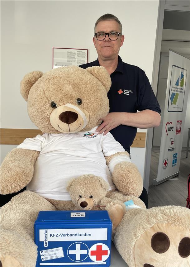 Mann mit Teddy
