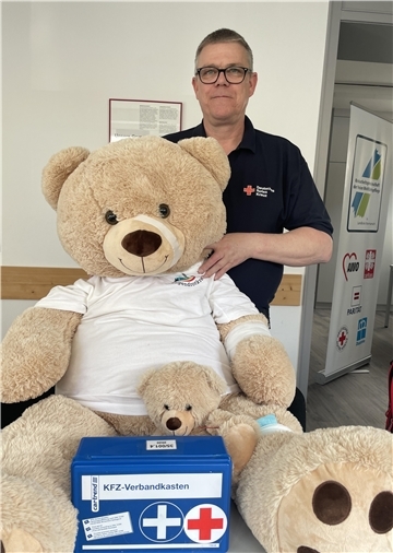Mann mit Teddy