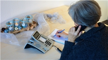 Frau am Telefon.