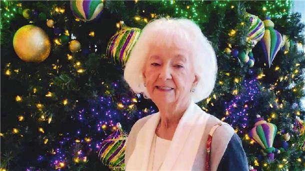 Hawaii als Weihnachtsgeschenk Marion vor dem Fashing-Baum in Mississippi.
