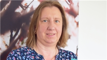 Marita Fischer blickt in die Kamera.