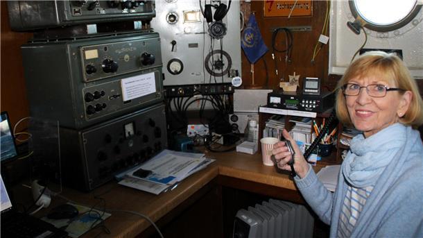 Marita Westphal-Blome im Funkraum des Schleppers „Seefalke“. Sie informiert über die Funktechnik. Bei ihr kann auch ein Sonder-Morse-Diplom erworben werden.