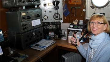 Marita Westphal-Blome im Funkraum des Schleppers „Seefalke“. Sie informiert über die Funktechnik. Bei ihr kann auch ein Sonder-Morse-Diplom erworben werden.
